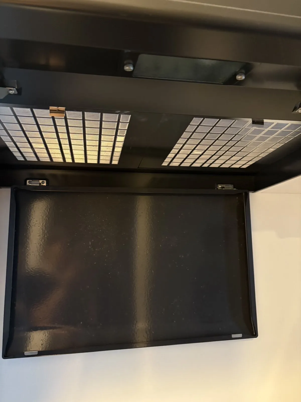 清掃前のレンジフードフィルター。油が付着